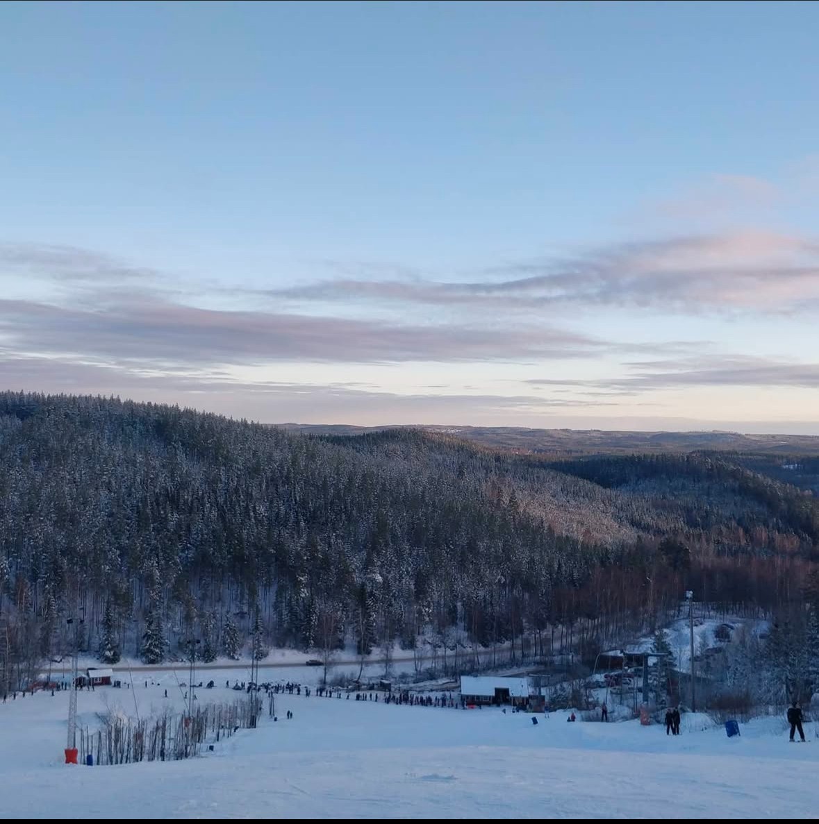 Utsikt över Valbackens skidbacke och det småländska vinterlandskapet