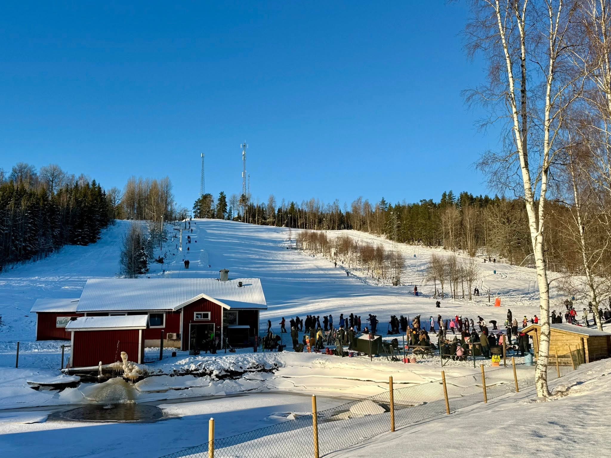 Valbackens skidbacke med barn och familjer