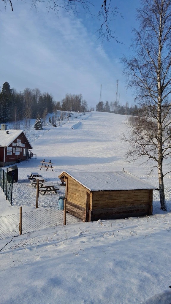 Valbackens skidbacke i vinterlandskap